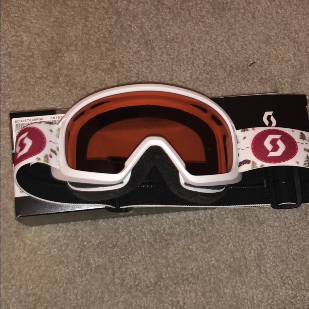 Snow goggles